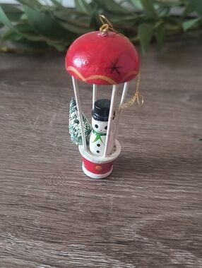 Vintage Wood Ornament Snowman In  Balloon With Christmas Tree 3"